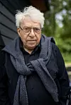 – Mange siger: ”Det er
vel nok en interessant
hobby”. Det er det ikke.
Min hobby er at læse
alt det, jeg ikke skal anmelde. Det her er hårdt
arbejde. Materialerne er
vildt dyre, og der er mange timer i hvert teater.