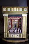 Lille dekorativt miniatureteater med dansende figurer på scenen