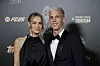 Dani Olmo og Laura Abla Schmitt smiler på den røde løber foran Ballon d'Or-sponsorvæg.