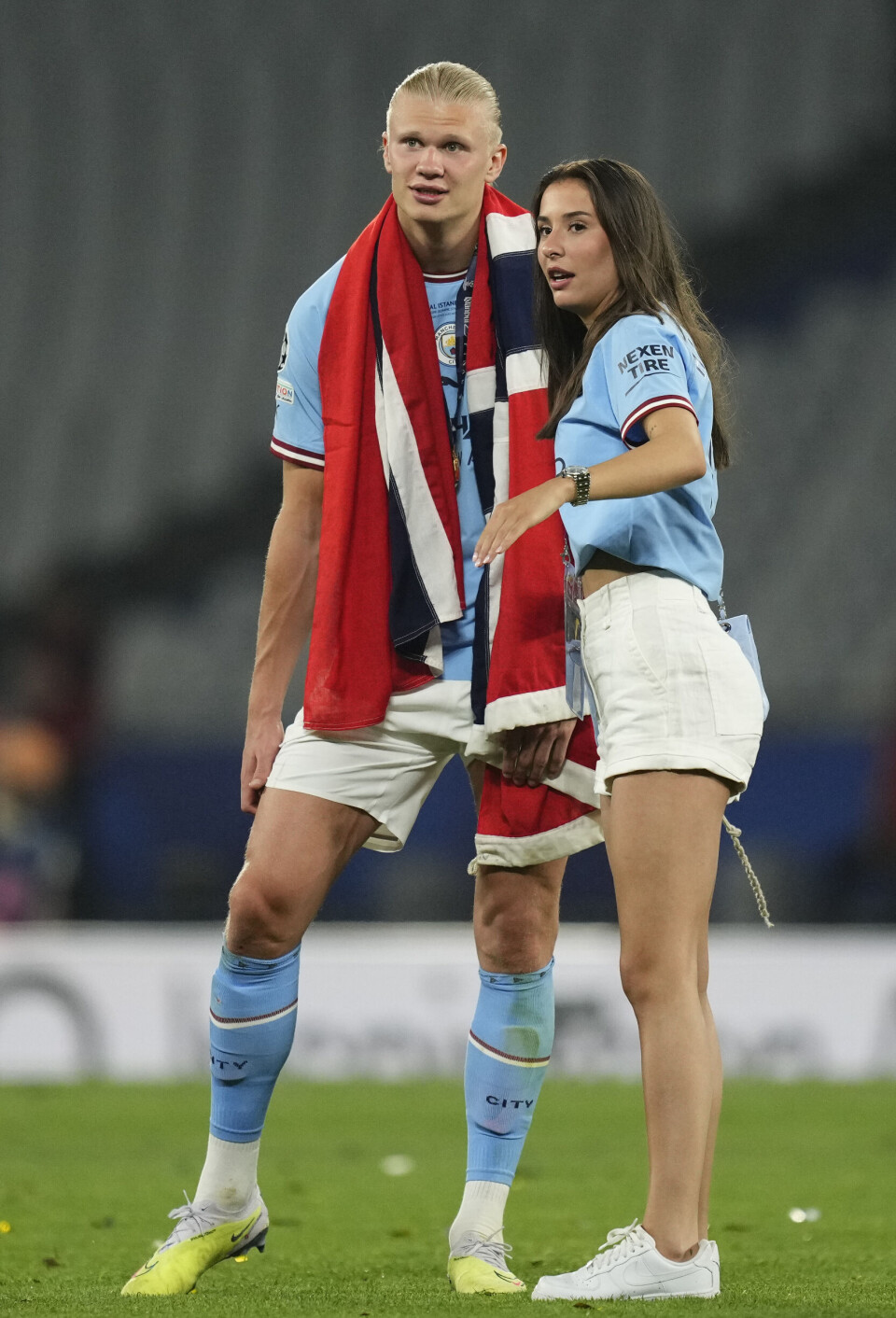 Billede 6 - Erling Haaland med norsk flag og Isabel Haugseng Johansen på banen efter Champions League-finale.
