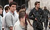 Todelt filmscene med Liam Hemsworth i skjorte og igen i sort taktisk udstyr