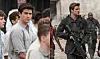 Todelt filmscene med Liam Hemsworth i skjorte og igen i sort taktisk udstyr