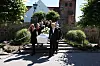 Kisten bæres ud af Søllerød Kirke i Holte.