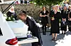 Hustruen Grethe Dirckinck-Holmfeld kysser kisten.