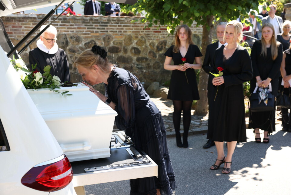Billede 18 - Hustruen Grethe Dirckinck-Holmfeld kysser kisten.