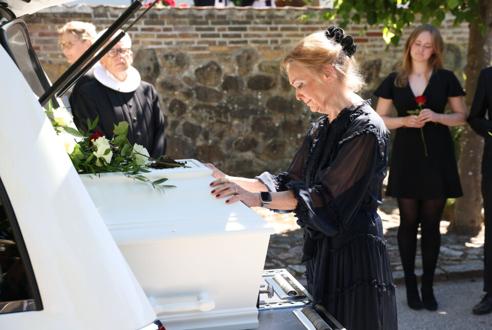 Billede 19 - Hustruen Grethe Dirckinck-Holmfeld står ved kisten.