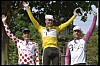 Bjarne Riis hyldes i
Paris. Han flankeres
af franske Richard Virenque og tyske Jan
Ullrich.