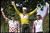 Bjarne Riis hyldes i
Paris. Han flankeres
af franske Richard Virenque og tyske Jan
Ullrich.