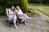 Gitte fra Hotel Romantik sidder med en kvinde i havestole på en solrig terrasse