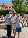 Louisa og Benjamins børn
Isak, 16, Ester, 19, og Maggie,
10, har lige sammen med resten af familien fejret, at Ester
blev student. – Ester og jeg er
vilde med store salater, Benjamin også. Isak not so much,
og Maggie slet ikke. Vi fyldte
en masse sodavandsis og små
hapsere på studenterne.