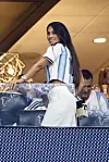 Antonela Roccuzzo i Argentina-trøje smiler og fejrer i en vip-boks på stadion.