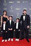 Lionel Messi med Antonela Roccuzzo og deres tre sønner på rød løber ved Ballon d'Or 2023.