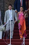 Leo Messi og Antonella Roccuzzo går ned ad en rød trappe ved et bryllup på Castillo de Tamarit