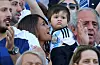 Antonella Roccuzzo med Thiago Messi blandt Argentina-fans på tribunen