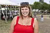 Kvinde i rød top smiler foran festivaltelt på Musik i Lejet 2026.
