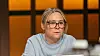 Silja Okking med briller sidder ved et bord i et oplyst studie.