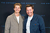To gæster står foran The Odyssey-fotovæg ved premiere i Gentofte Kino