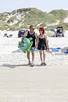 Steen Nordmark Hansen og Sussi Nielsen går sammen på en solrig strand i Blokhus