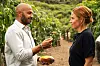 Alex rækker et stykke mango til Lærke i en grøn frugtplantage fra Netflix-serien Mango.