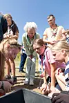 Benedikte
spurgte
interesseret
ind
til de
mange
aktiviteter, hun
blev
præsenteret for.