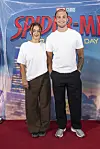 To personer står på rød løber foran Spider-Man premierebagvæg.