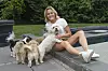 For et par år
siden købte
Charlotte
en hund
til sin mor.
Hun lovede,
at hun nok
skulle tage
den, hvis
der skete
hendes mor
noget. Efter
hendes død
blev Bølle
en del af en
hundeflok,
der tæller
Charlottes
fire tæver.
