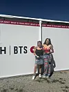 Stephanie og veninden før koncerten.
