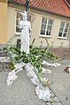 Blomsterinstallation med hvid statue og hvide roser foran gult hus ved Rosenfestivalen i Bogense