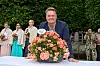 Mand står bag en stor kurv med orange roser ved Rosenfestivallen Bogense 2026.