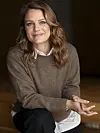 Johanne Schmidt-Nielsen sidder indendørs og ser roligt mod kameraet