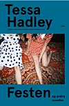 Bogforside til Tessa Hadleys novellesamling med blå ramme og foto af to kvinder i prikkede kjoler på et tæppe.