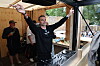 Jesper Buch spiller ved DJ-pulten i en åben træpavillon med publikum udenfor.