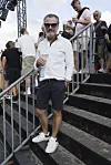 Mand med drink står på tribunetrappe blandt festivalgæster på Smukfest 2026 dag 1