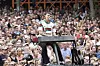 Musiker spiller elklaver på udendørs scene foran stort publikum på Smukfest.