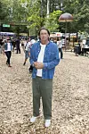 Mand står på sti med træflis omgivet af gæster og madboder på Smuk Festival 2026.