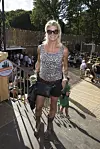 Rikke Hørlykke står på en trappe ved Smukfest 2026 omgivet af festivalgæster.