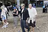 Festivalgæster går på træflis mellem boder og træer på Smukfest 2026 dag 1.