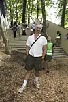 Mand står og smiler i skovområde ved trappe på Smukfest 2026 dag 1.