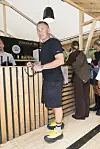Mand ved træbar med Johnnie Walker-skilt på Smuk Festival dag 2 2026.