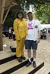 Natasha Brock og Albert Dieckmann står smilende på en träterrasse på Smukfest 2026.