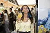 Kvinde med drink i hånden smiler i barområdet på Smuk Festival dag 2 2026.