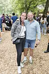 To voksne festivalgæster står arm i arm på skovsti under Smuk Festival 2026.