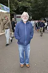 Mand i blå jakke står på sti blandt festivalgæster på Smuk Festival dag 2 2026