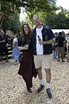 Trine Johst Vammen og Christian Degn står smilende på Smukfest 2026 omgivet af festivalgæster i skovmiljø.