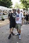 To mænd står arm i arm på stien omgivet af festivalgæster på Smukfest 2026.