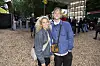 To unge festivalgæster står på træflis blandt andre besøgende på SMUK Festival 2026.