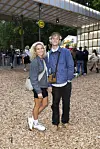To unge står på træflis ved indgangen til SMUK Festival dag 2 2026 med gæster bag dem.