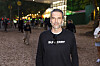 Mand i sort Burberry-trøje står på oplyst sti blandt gæster på SMUK Festival dag 2 2026.
