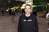 Mand i sort Burberry-trøje står på oplyst sti blandt gæster på SMUK Festival dag 2 2026.