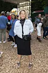 Kvinde står og smiler blandt festivalgæster på SMUK Festival dag 2 2026.